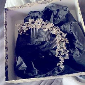 New without tag Elen Henderson hairpiece.